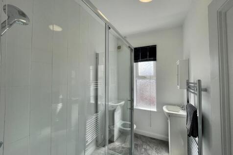 2 Foster - Bathroom(1).jpeg