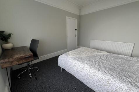 104 Portland - Bedroom 1(5).jpg