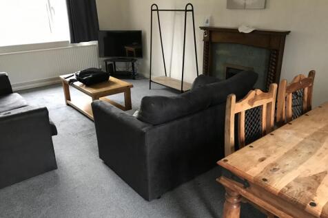 17 Ravendale Drive - Lving Room.jpg