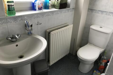 17 Ravendale Drive - Bathroom.jpg
