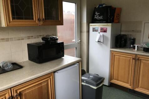 17 Ravendale Drive - Kitchen.jpg