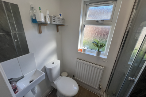 16 Baggholme Road - Bathroom.png