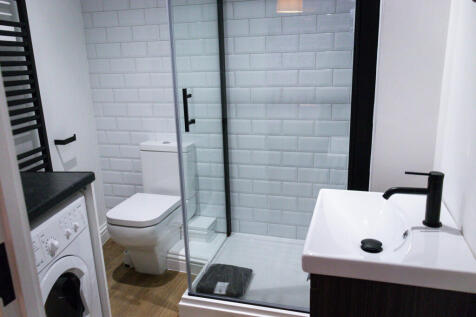 Flat 4 - Bank Street - Bathroom(1).jpg