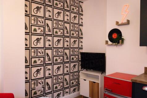 Flat 4 - Bank Street - Living Room.jpg