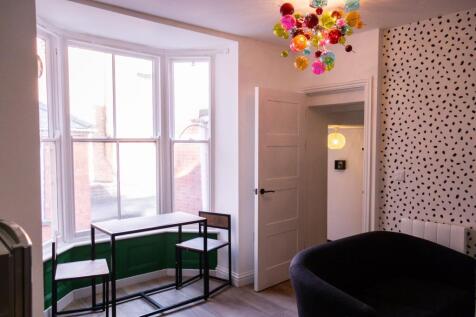 Flat 7 - Bank Street - Living Area(2).jpg