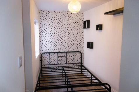 Flat 7 - Bank Street - Bedroom(1).jpg
