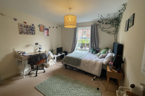 83 Riverside Drive - Bedroom.png