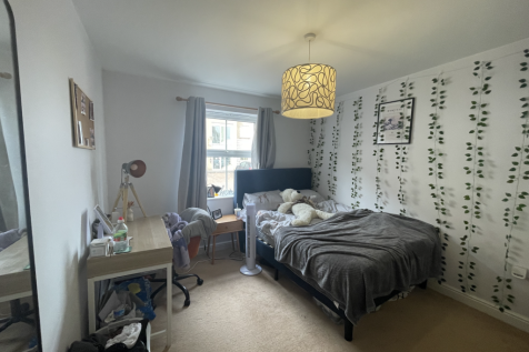 83 Riverside Drive - Bedroom2.png