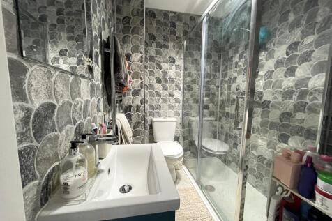 3 Robey Court - Bathroom.jpg