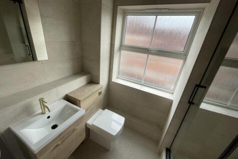 17 RIverside Drive - Bathroom.jpeg