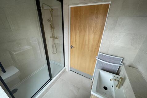 17 RIverside Drive - Bathroom(2).jpeg