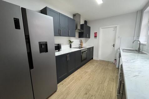 104 Portland - Kitchen (1).jpg