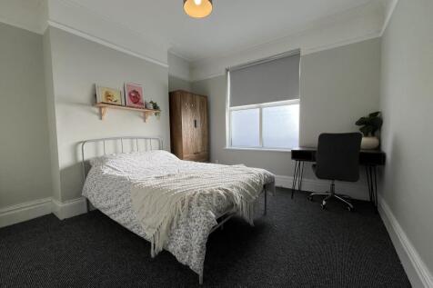 104 Portland - Bedroom 1.jpg