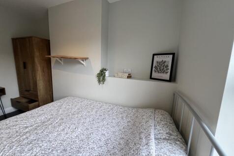104 Portland - Bedroom.jpg