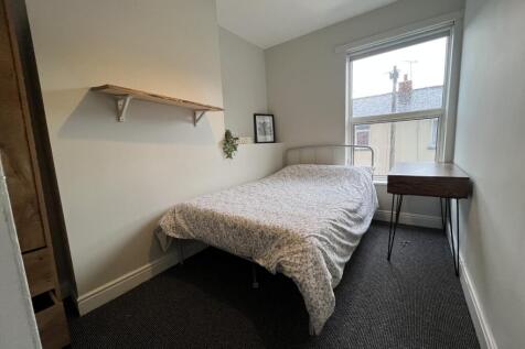 104 Portland - Bedroom 5.jpg