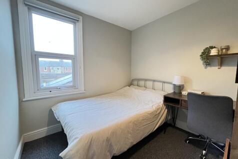 104 Portland - Bedroom 3.jpg