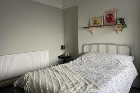 104 Portland - Bedroom 1 (2).jpg