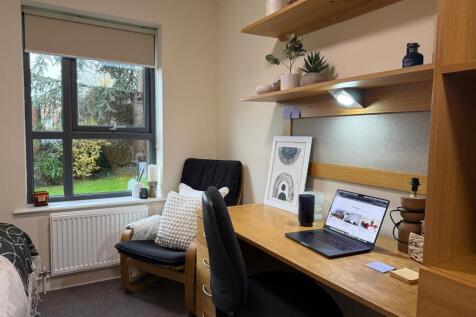 Longdales Lodge - Desk.jpeg