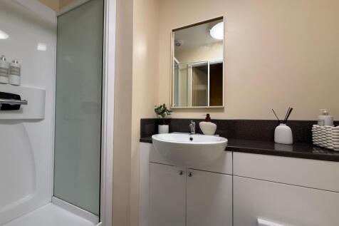 Londales Lodge - Ensuite1.jpeg