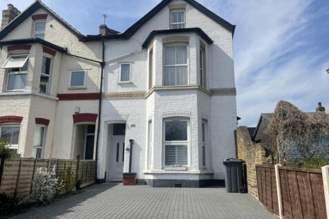 Two bedroom GROUND FLOOR  garden flat