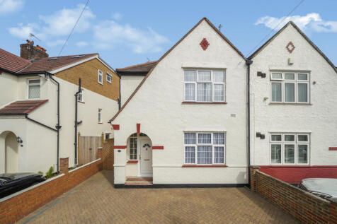 An impressive, freshly renovated four-bedroom sem