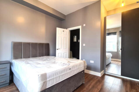 En-suite studio room with shared kitchen (SUITABL