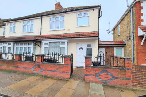 Ground floor studio flat in prominent location