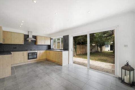 An impressive, freshly renovated four-bedroom sem