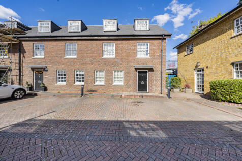 An exceptional three double bedroom townhouse, wi