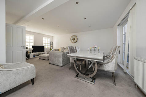 An exceptional three double bedroom townhouse, wi