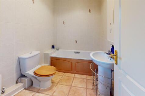1-St-Robert-Close-Bathroom.jpg