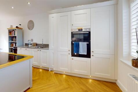 Hawbank-Drive-Kitchen 2.jpg