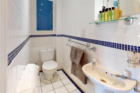 Hollingworth-Close-Bathroom 2.jpg