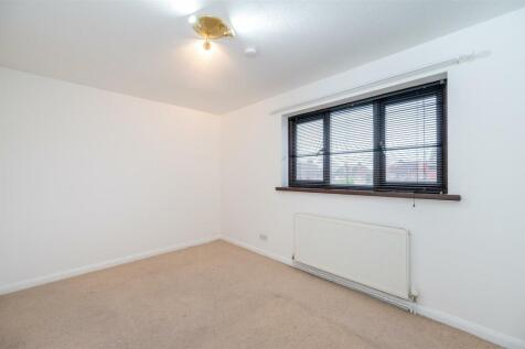 18 Broad Gardens 24 17.jpg
