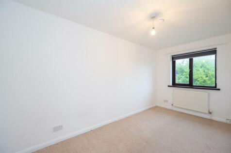 18 Broad Gardens 24 14.jpg