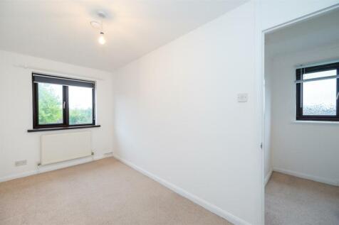 18 Broad Gardens 24 15.jpg