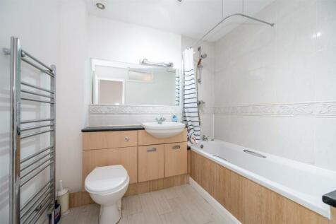 18 Broad Gardens 24 19.jpg