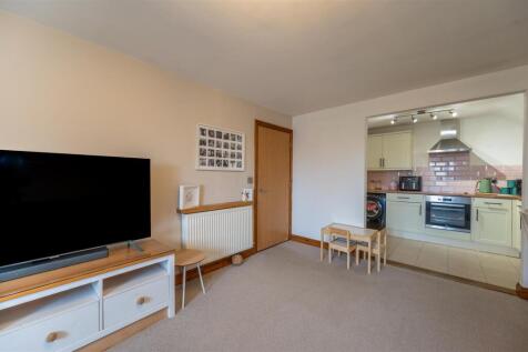 Flat 14 88 90 Hambledon -Road 25 13.jpg