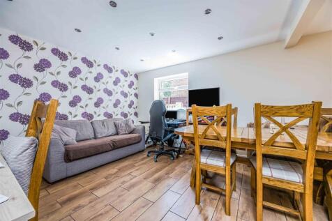 99 Church Road, Hayling Island-Small-PorticoMarket