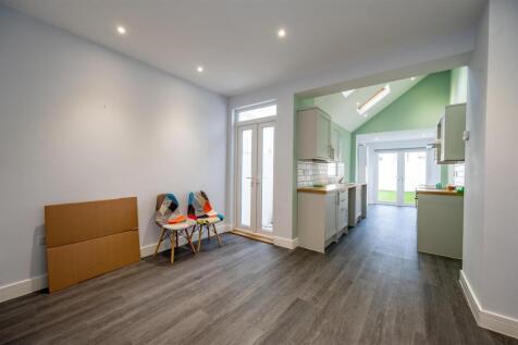 96 Esslemont Road 23 10.jpg