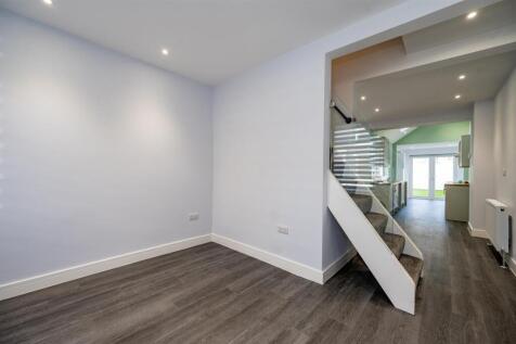 96 Esslemont Road 23 9.jpg