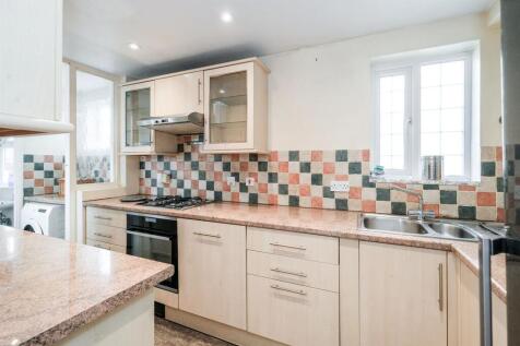 64 Deynecourt Gardens-20_web.jpg