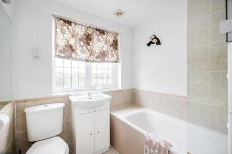 64 Deynecourt Gardens-1_web.jpg