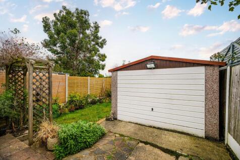 64 Deynecourt Gardens-22_web.jpg