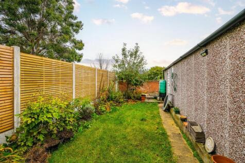 64 Deynecourt Gardens-23_web.jpg