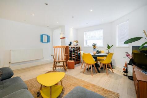 Flat 1, 85 Fairlop Road-3_web.jpg