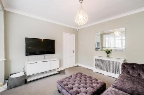 13 Deynecourt Gardens-5_web.jpg