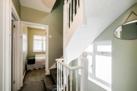 13 Deynecourt Gardens-17_web.jpg