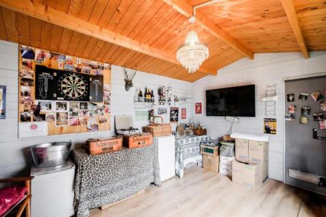 13 Deynecourt Gardens-32_web.jpg