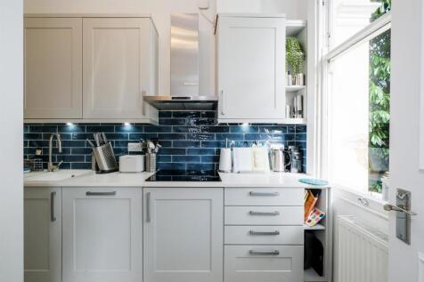 Flat 2, 70 Hermon Hill-21.jpg